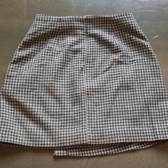 High-waist Checkered Mini Skirt - Picture 3 of 7